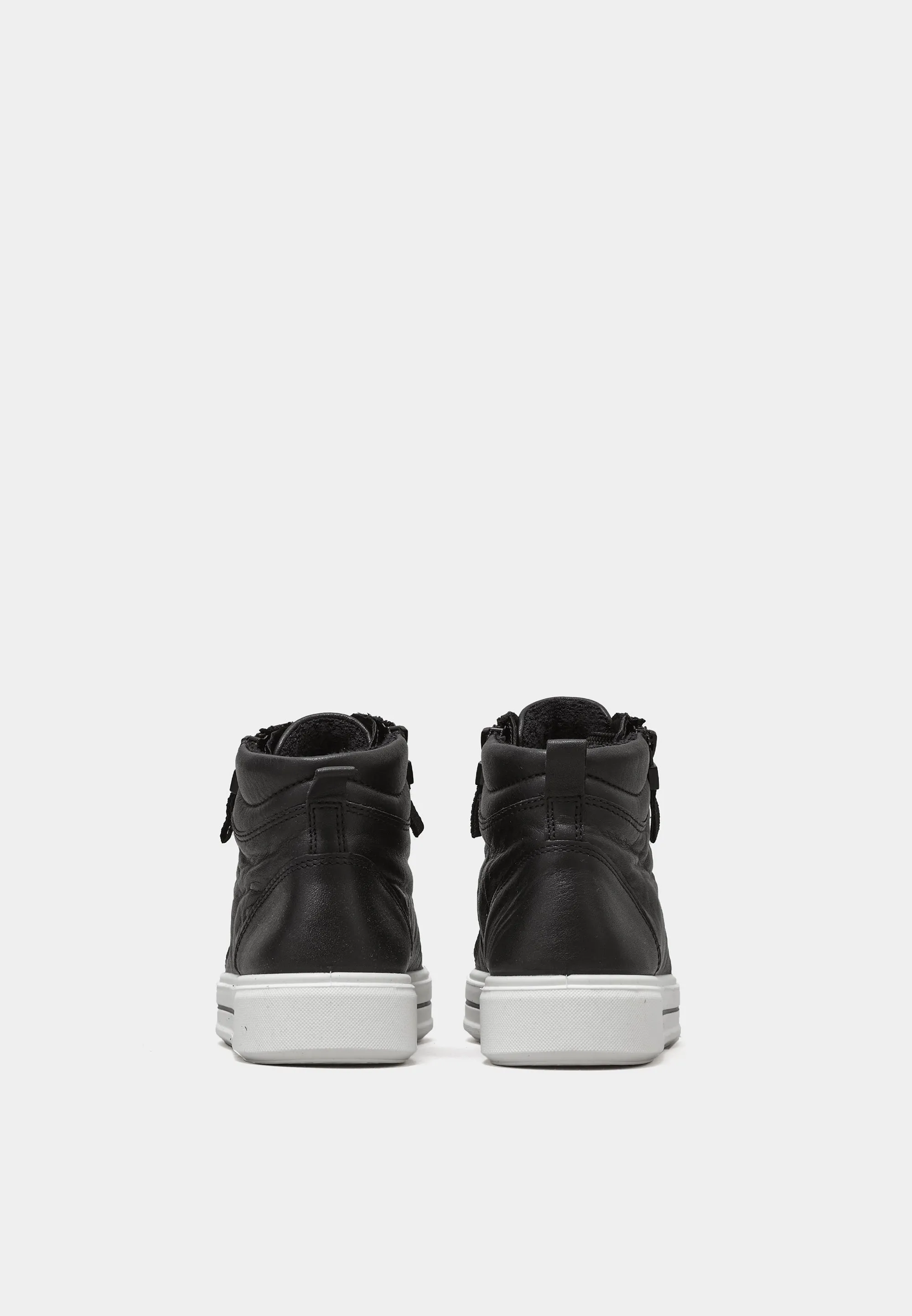 Courtyard 7404 Black Leather