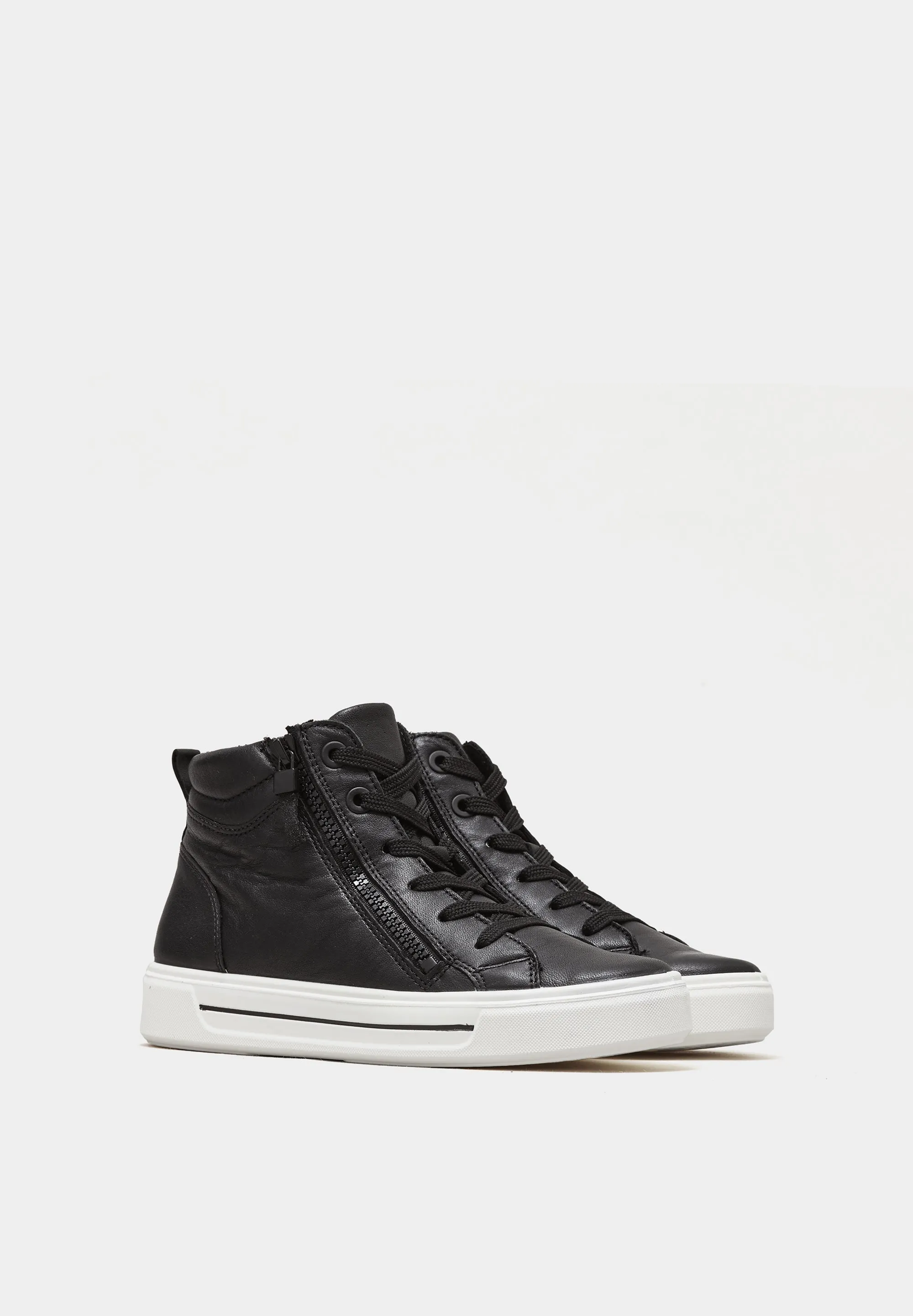 Courtyard 7404 Black Leather