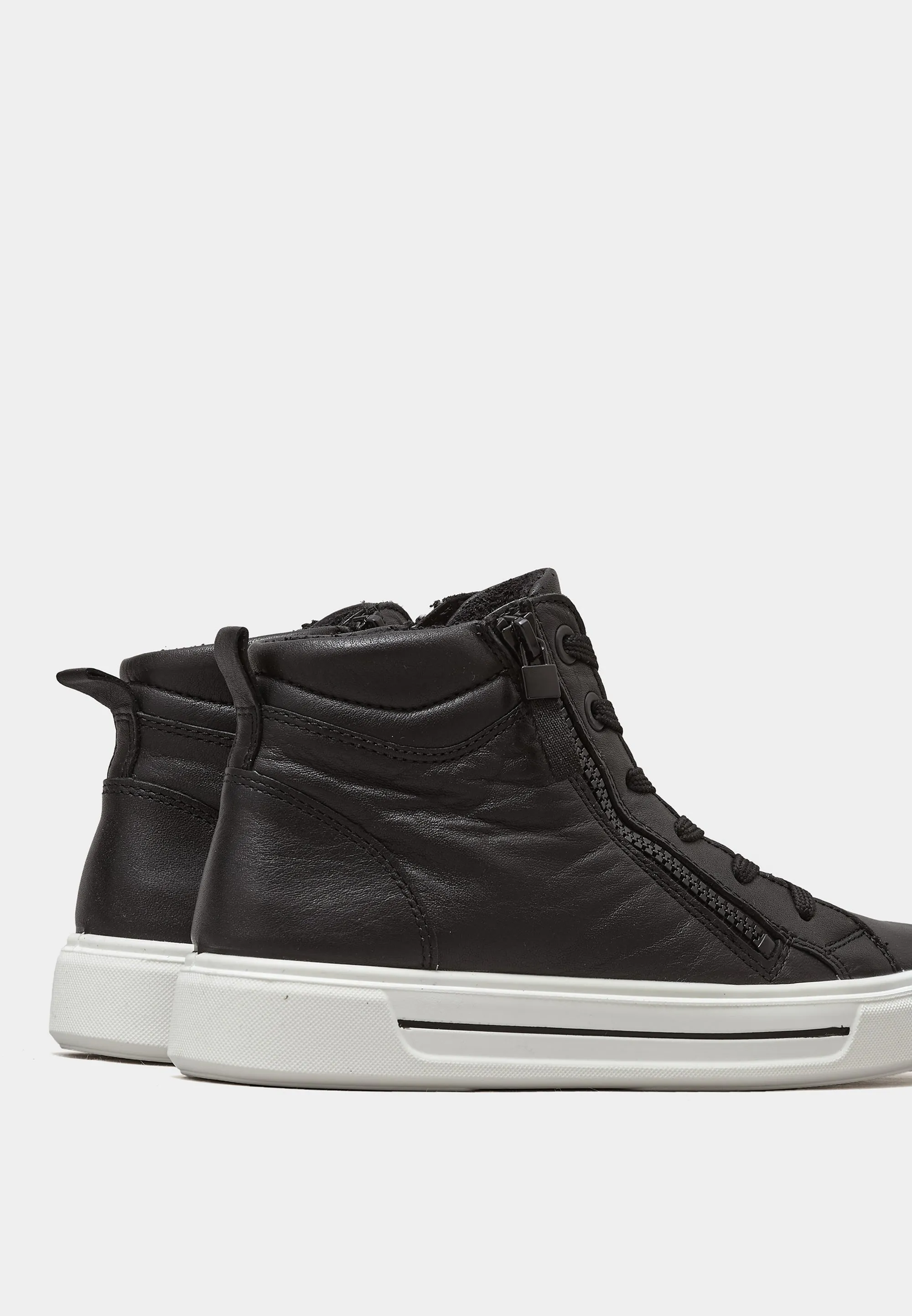 Courtyard 7404 Black Leather
