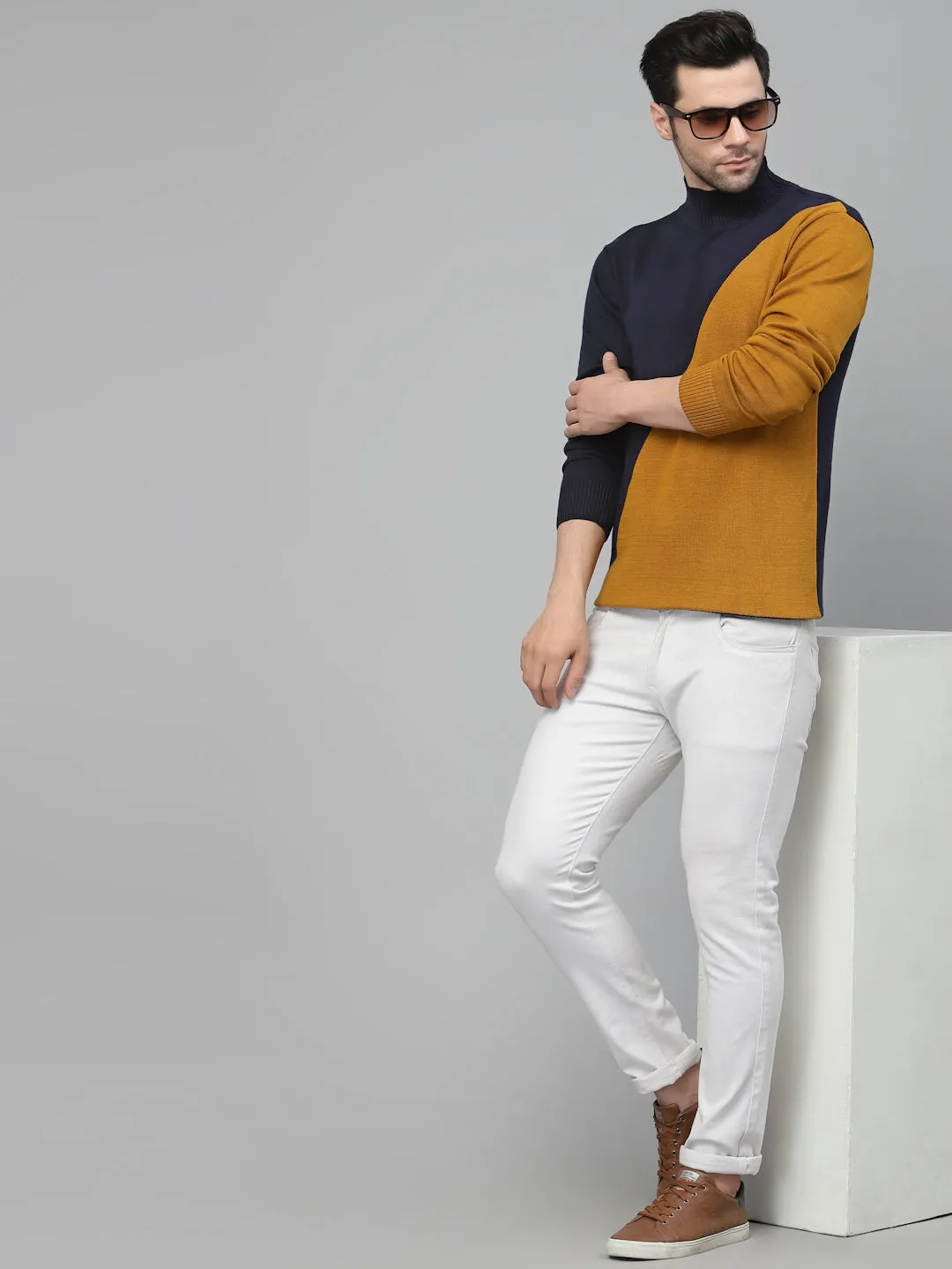 Style Quotient Men Blue Colourblocked Sweatshirt